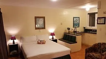 فندق Airport Motel @ Rainbow Point Motel تاوبو