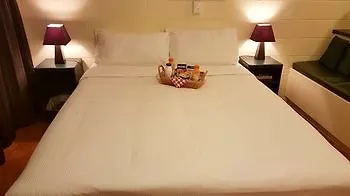 Airport Motel @ Rainbow Point Motel تاوبو
