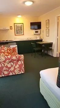 فندق Airport Motel @ Rainbow Point Motel تاوبو