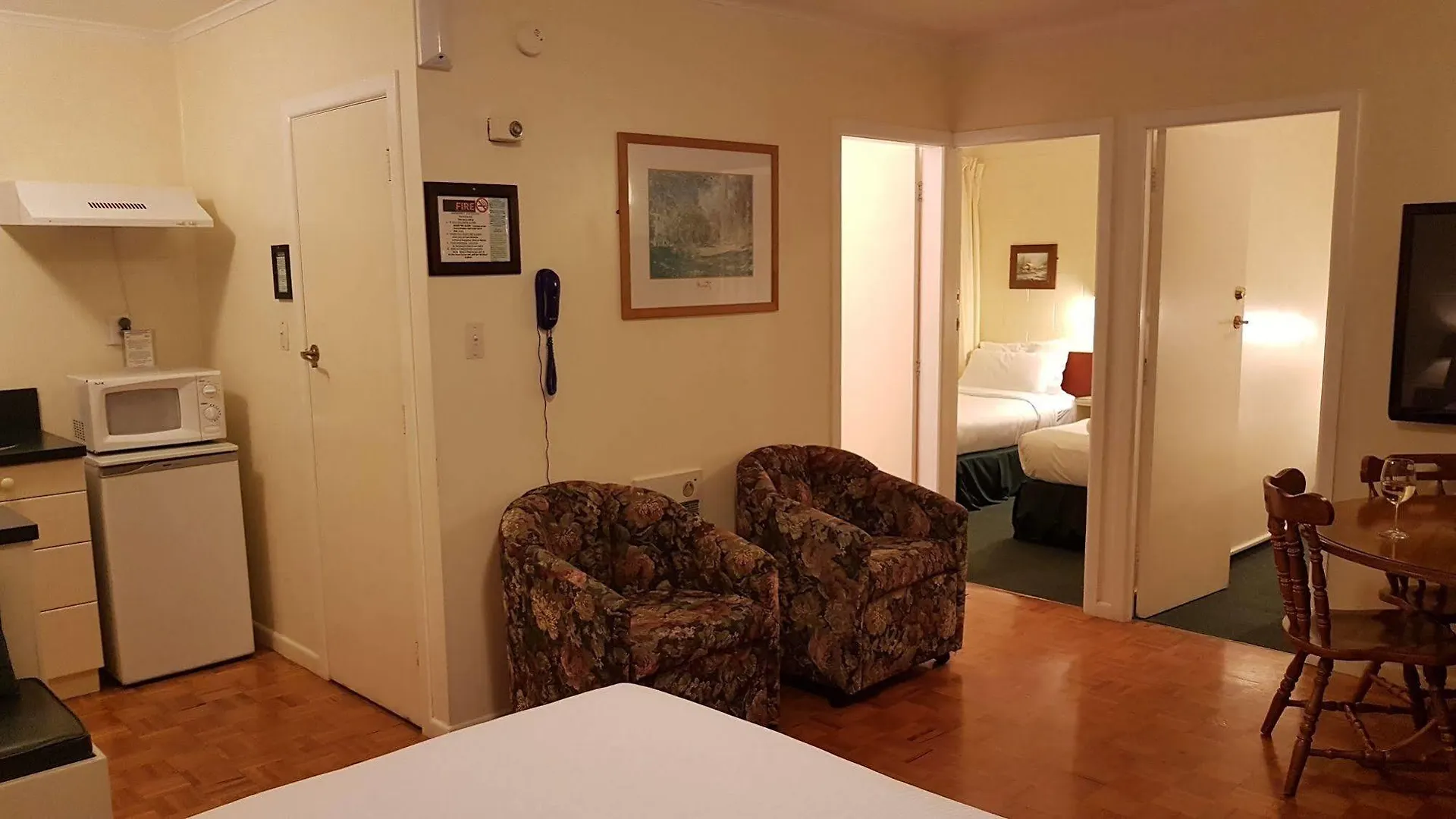 Airport Motel @ Rainbow Point Motel تاوبو