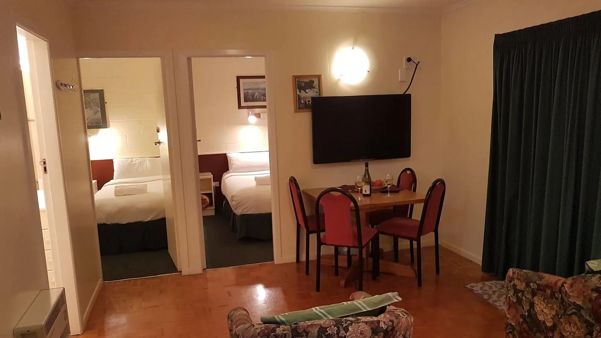 فندق Airport Motel @ Rainbow Point Motel تاوبو