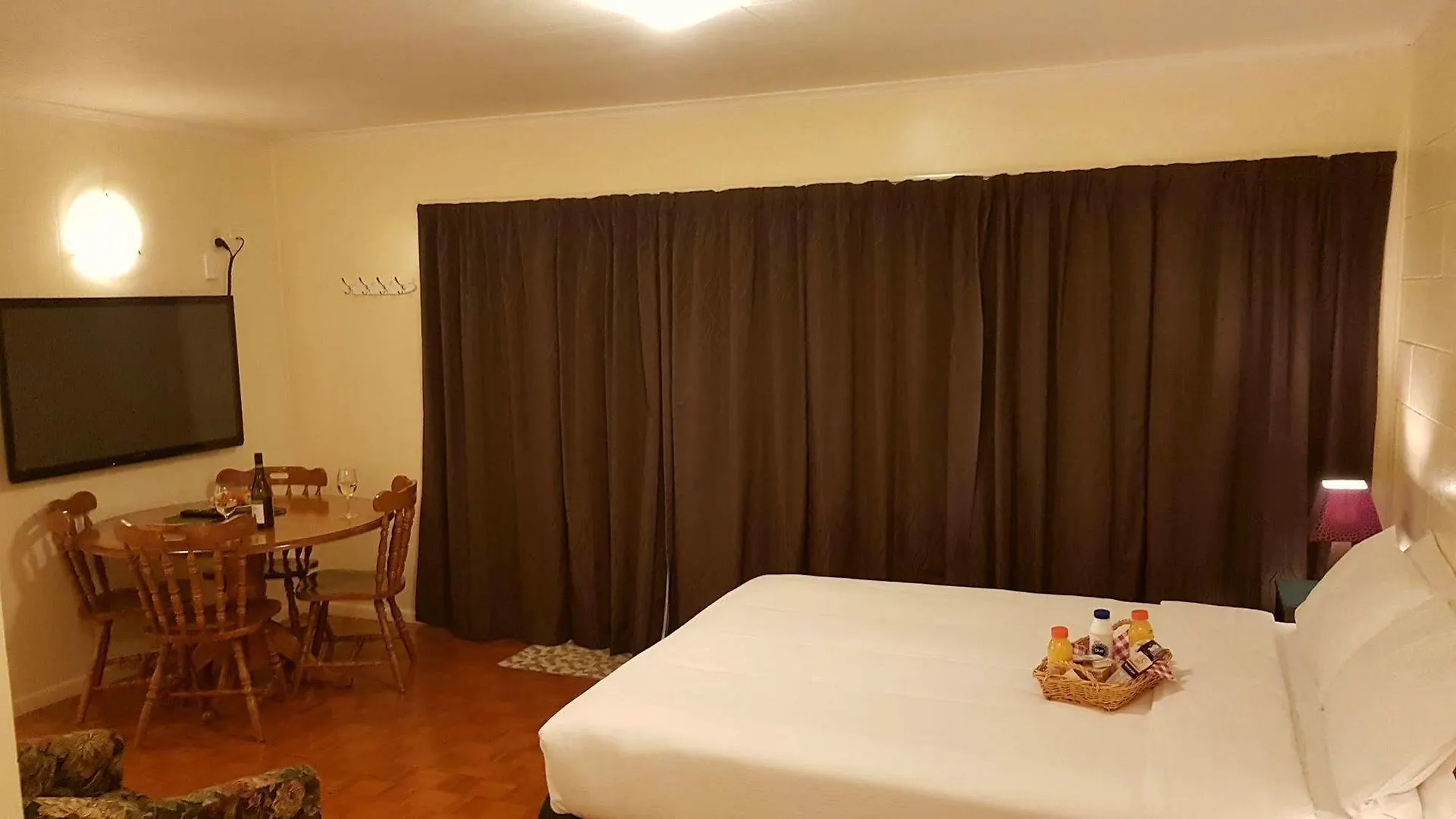 فندق Airport Motel @ Rainbow Point Motel تاوبو
