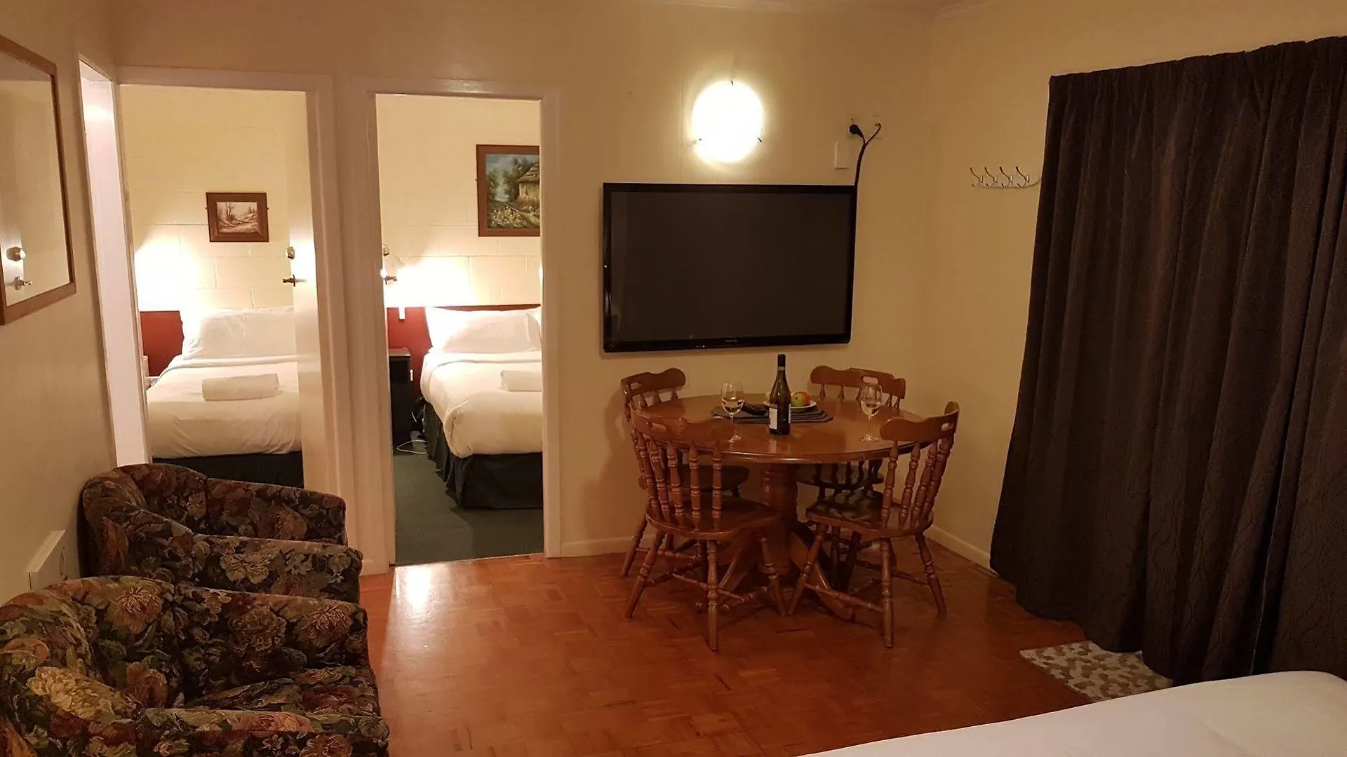 Airport Motel @ Rainbow Point Motel تاوبو فندق